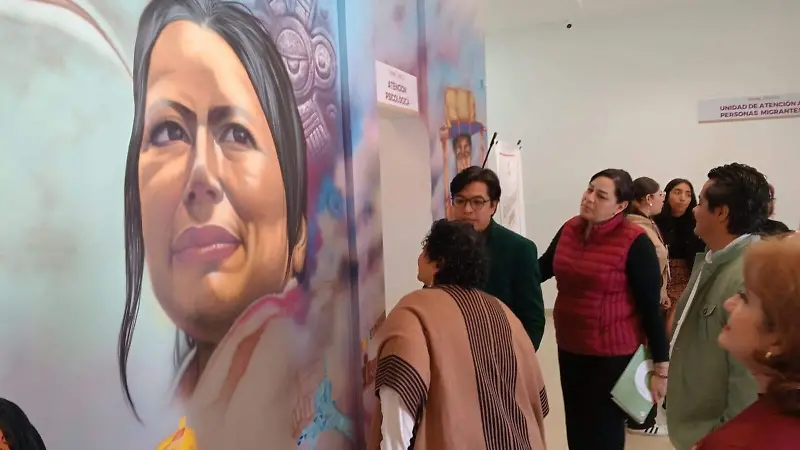 Los asistentes observaron de cerca los murales. 